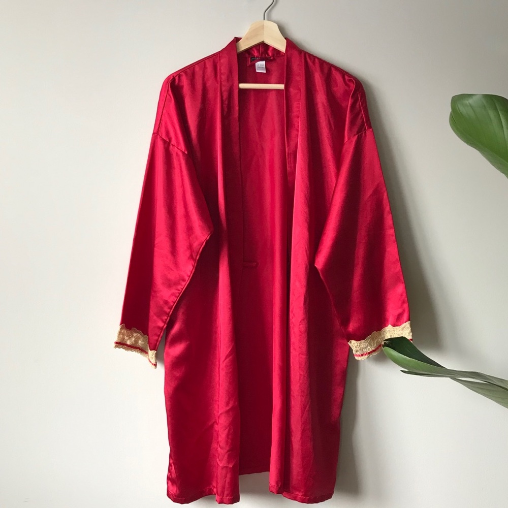 Red satin robe 🌹